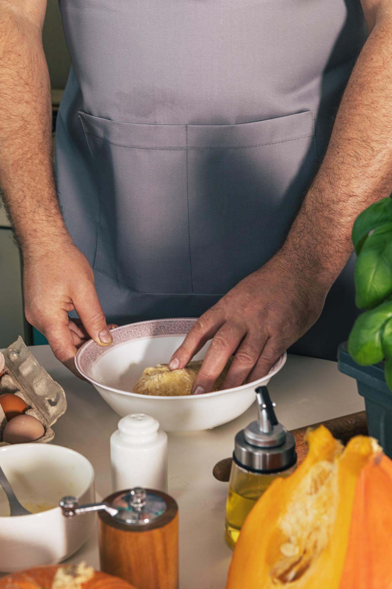 bucătar în bucătărie pregătind ingrediente